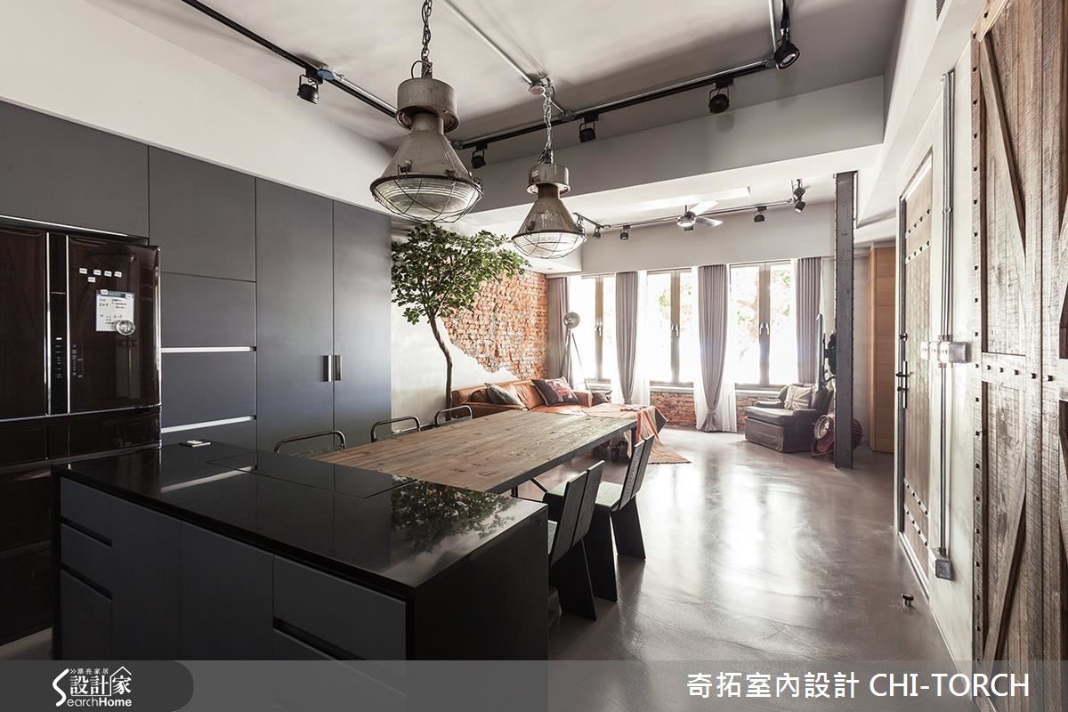 設計團隊讓已逾 40 年歲數的老屋嶄露現代與懷舊的衝突